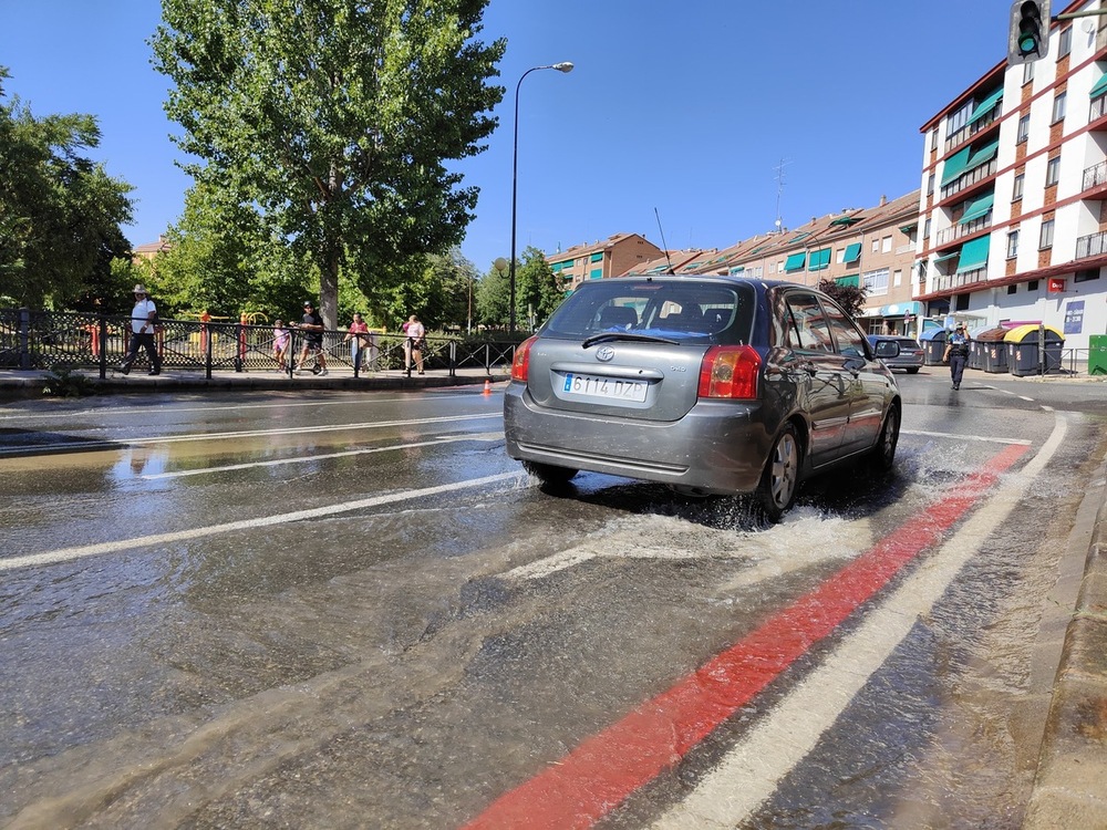 Tráfico lento en Vía Roma por el reventón de una tubería