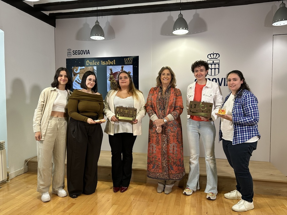 Las ganadoras del concurso Dulce Isabel, junto a la concejala de Turismo, May Escobar. 