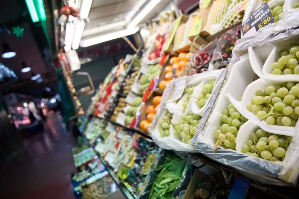 Expositor de una frutería en un mercado (Archivo).