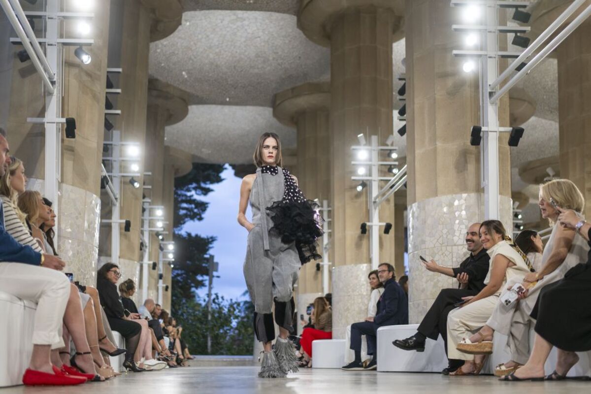 El Park Güell de Barcelona acoge hoy el desfile de la colección Crucero 2025 de Louis Vuitton,  / LORENA SOPÊNA