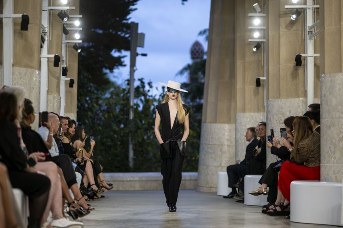 El Park Güell de Barcelona acoge hoy el desfile de la colección Crucero 2025 de Louis Vuitton,  / LORENA SOPÊNA