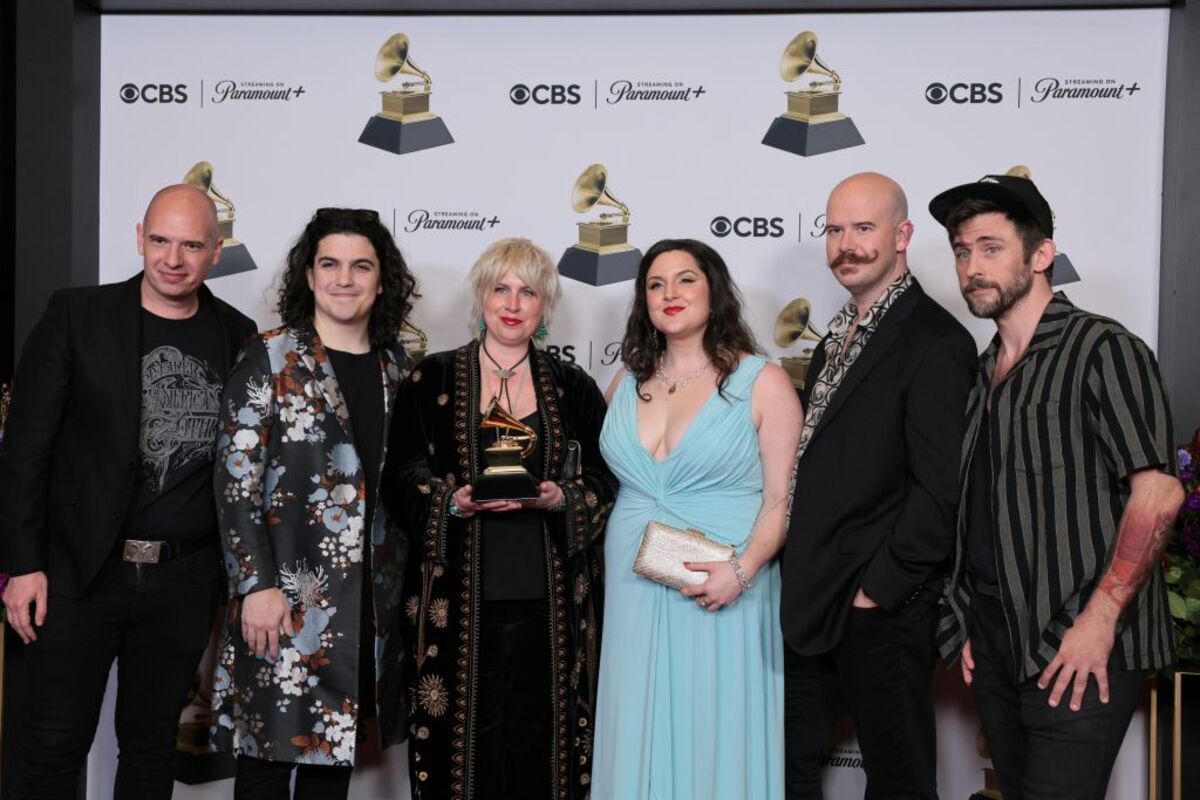 Brad Wells, Jodie Landau, Virginia Warnken, Estelí Gomez, Cameron Beauchamp y Avery Griffin de Roomful of Teeth, ganador del premio 