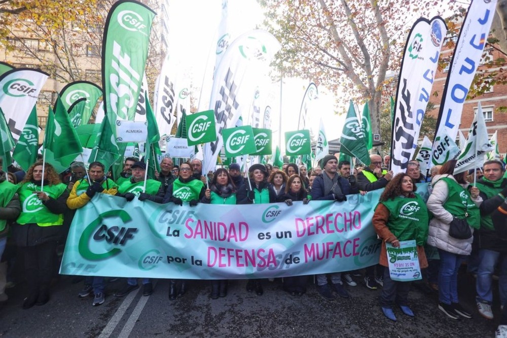 Decenas de personas durante una concentración, frente a la Dirección General de Muface de Madrid.