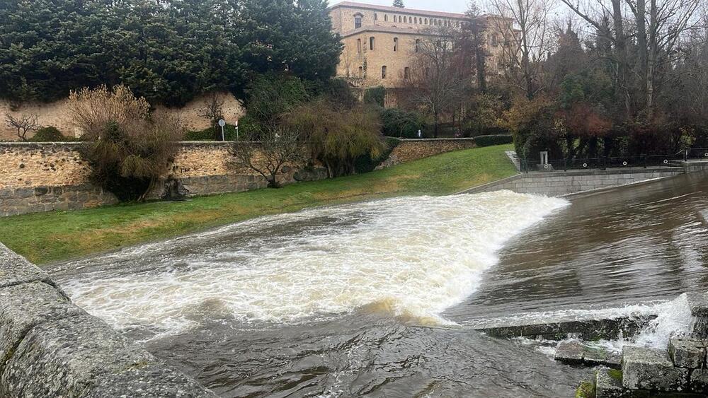 El río Eresma esta mañana a su paso por la Alameda del Parral. 