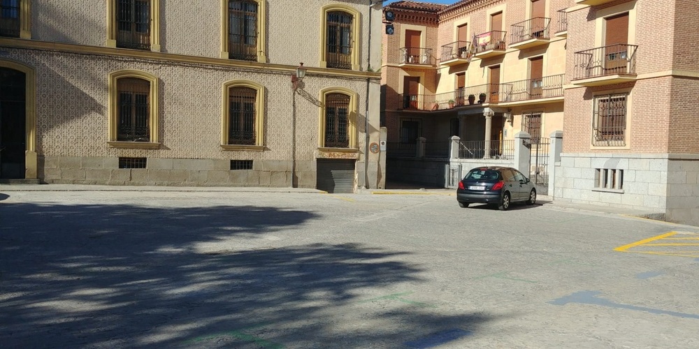 La Plaza de la Merced recupera plazas de estacionamiento, aunque está pendiente el repintado de la señalización de zona verde. 