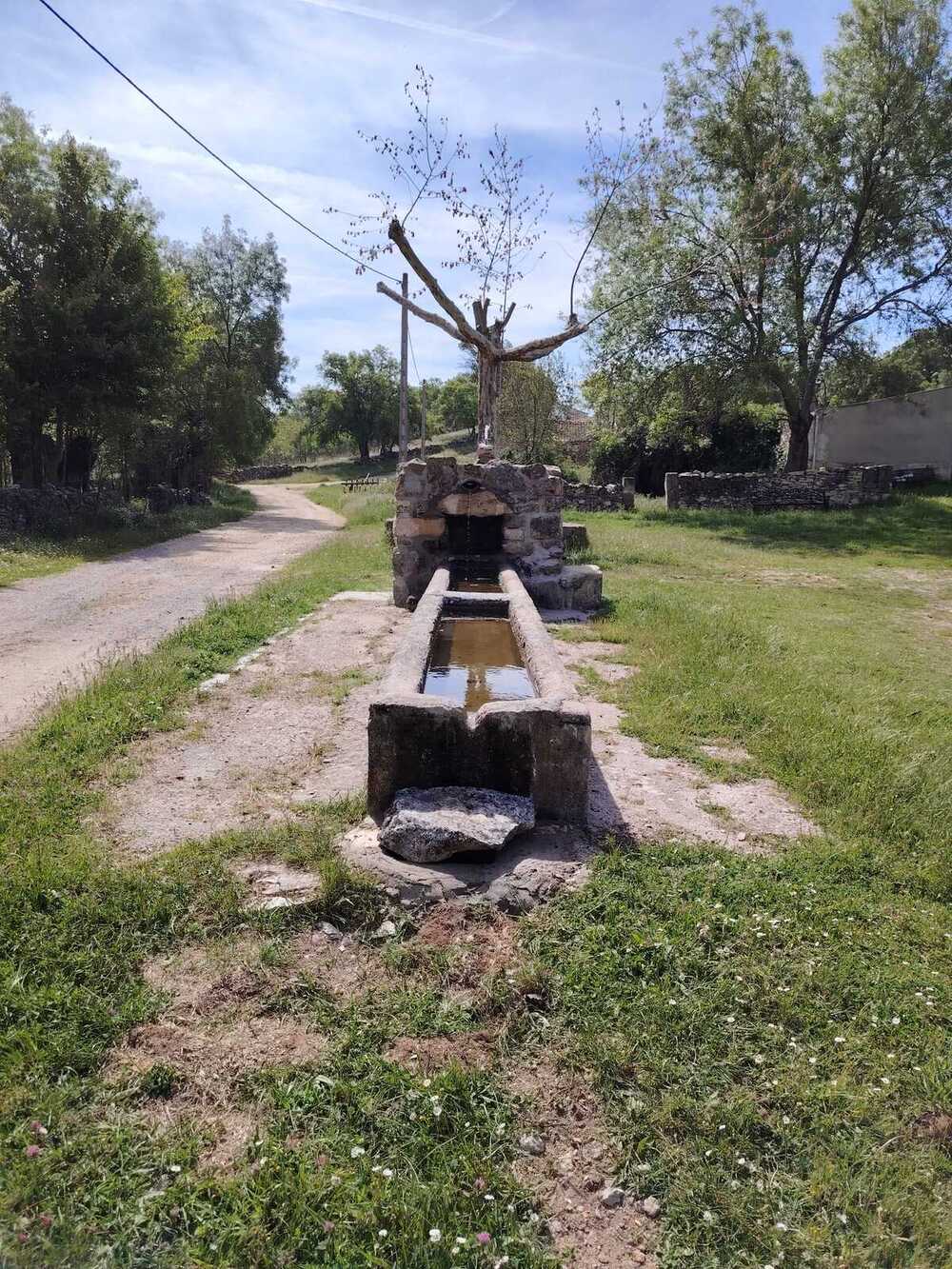 Pequeño salto de agua, en el pilón o abrevadero de ganado del Praillo, en Santiuste de Pedraza