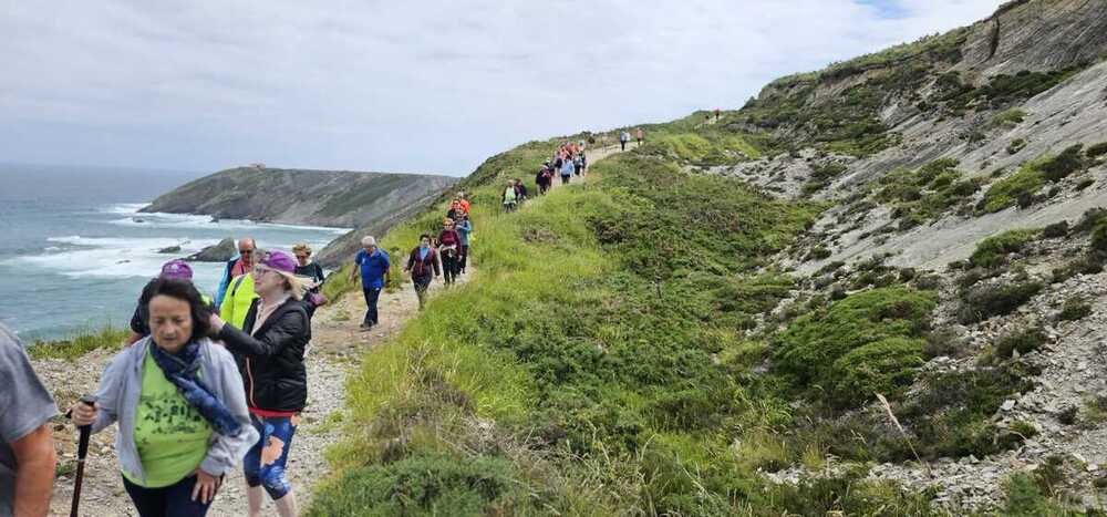 Los andariegos segovianos recorren la costa de Cudillero