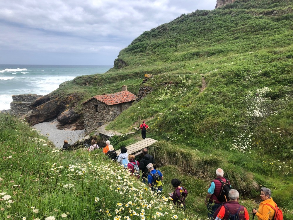 Los andariegos segovianos recorren la costa de Cudillero