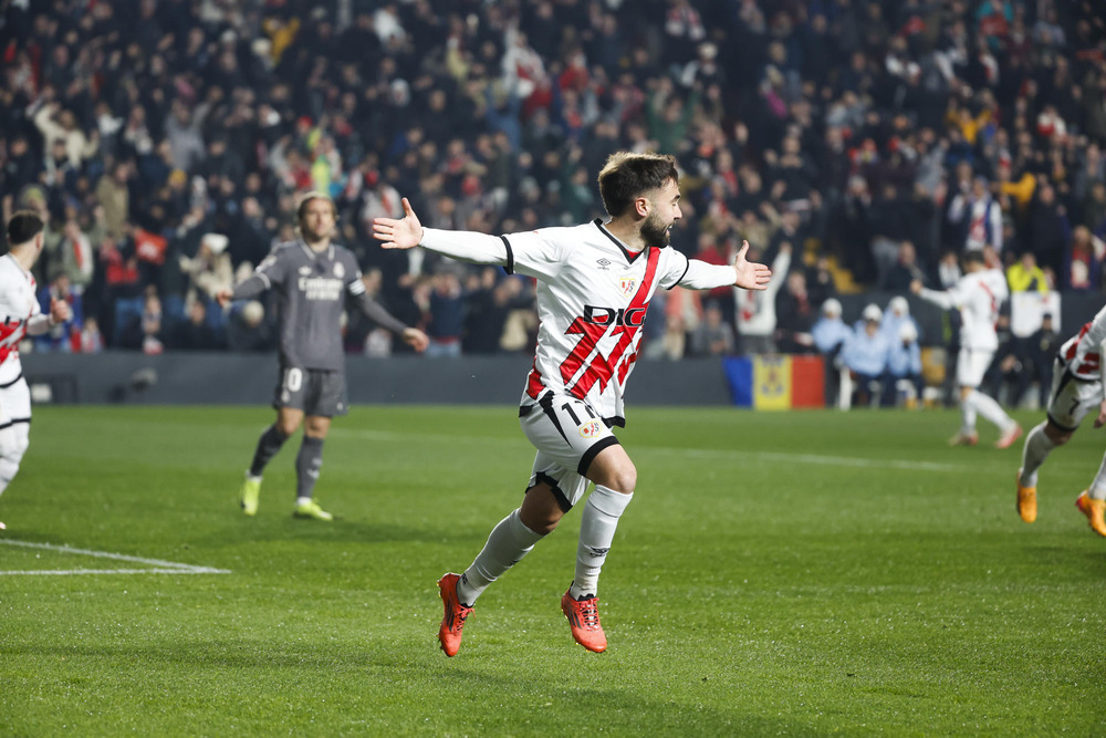 El Rayo frena al Real Madrid en un derbi eléctrico