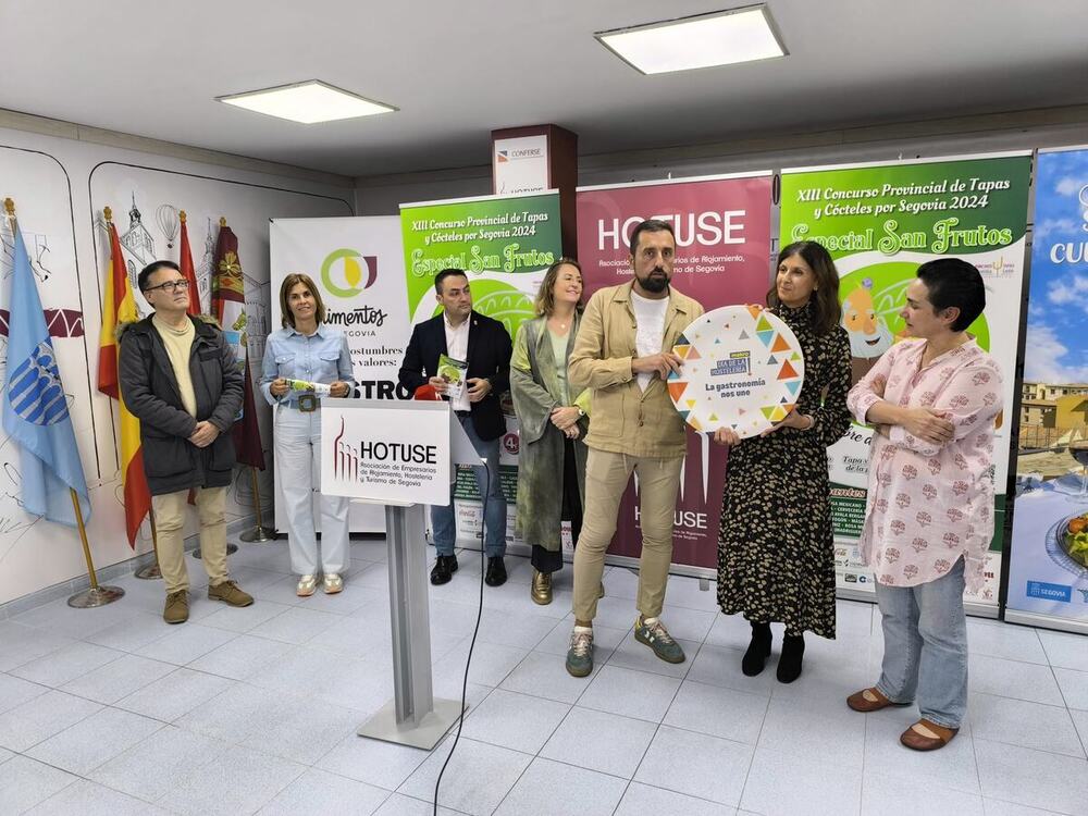 La delegada territorial de la Junta en Segovia, Raquel Alonso, ha recibido un reconocimiento de Hotuse, en representación de Hostelería de España en Segovia y Makro, por el apoyo al sector.