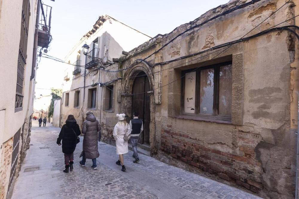 Fachada del edificio románico del número 16 de la calle Daoiz que albergará el Archivo de los Condes de Puñonrostro.