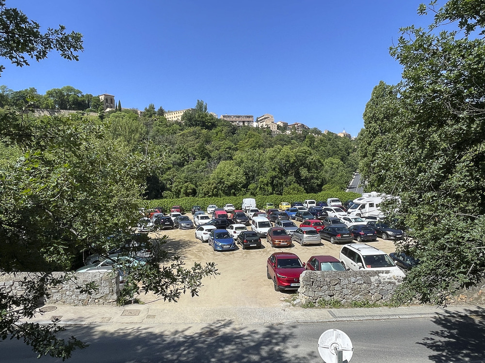 Aparcamiento en suelo sin urbanizar de la calle Cardenal Zúñiga en la proximidad de la plaza de San Lorenzo. 