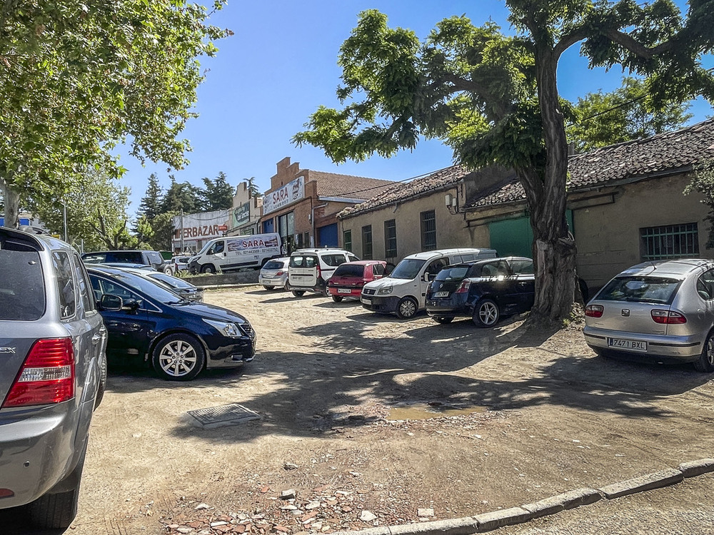 Vehículos aparcados en un terreno ubicado al final de Vía Roma. 