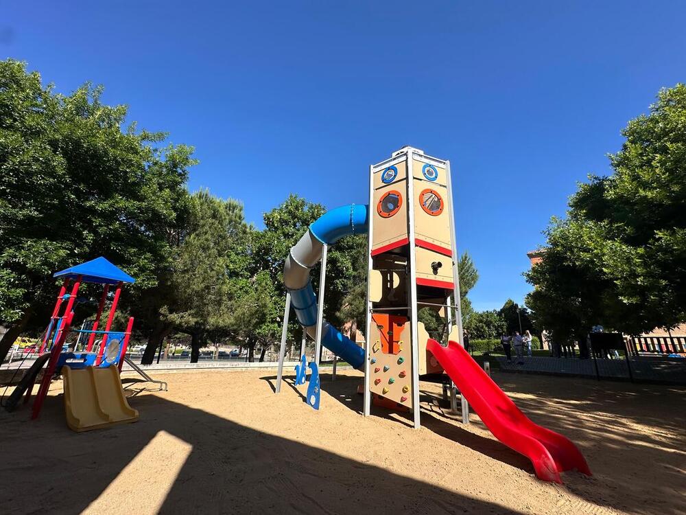 La renovada área infantil del Parque del Reloj, en el barrio de Nueva Segovia de la capital segoviana. 