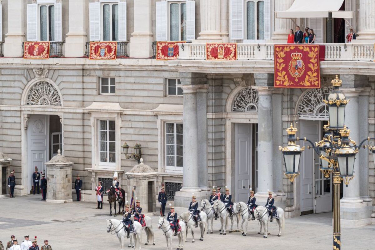 Actos por el X Aniversario del reinado de Felipe VI. Relevo solemne de la Guardia Real   / POOL / DIEGO RADAMÉS