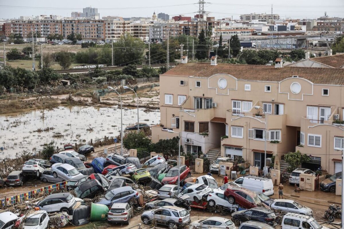 Decenas de vehículos acumulados tras el paso de la DANA en el barrio de la Torre tras el paso de la DANA, en València.  / ROBER SOLSONA   EUROPA PRESS