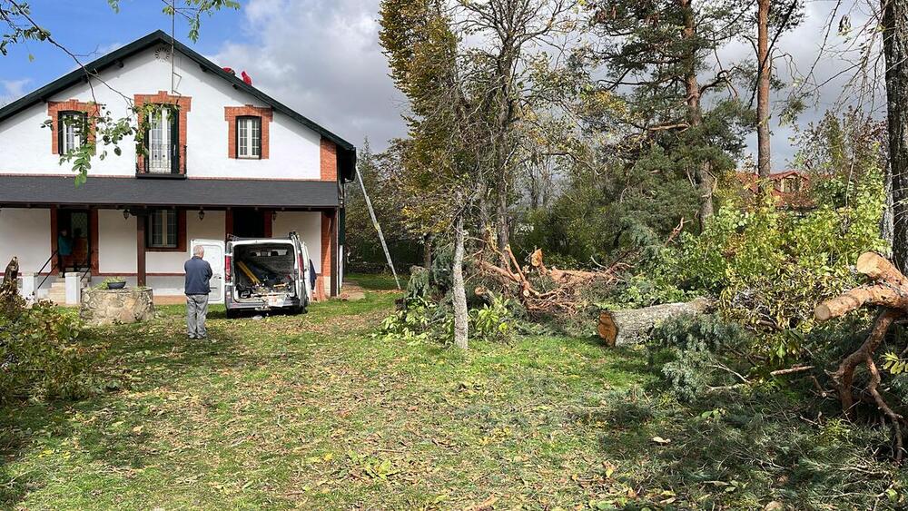 La DANA deja coches aplastados y árboles caídos en El Espinar