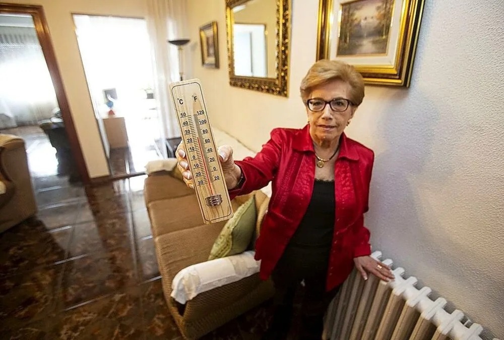 La palentina Rafaela de Alba muestra la temperatura de su vivienda, que forma parte de una red de calor. 