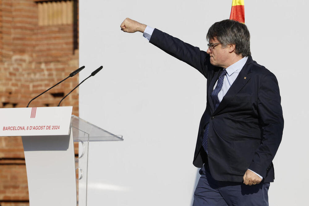 Puigdemont llega al acto de bienvenida sin ser detenido