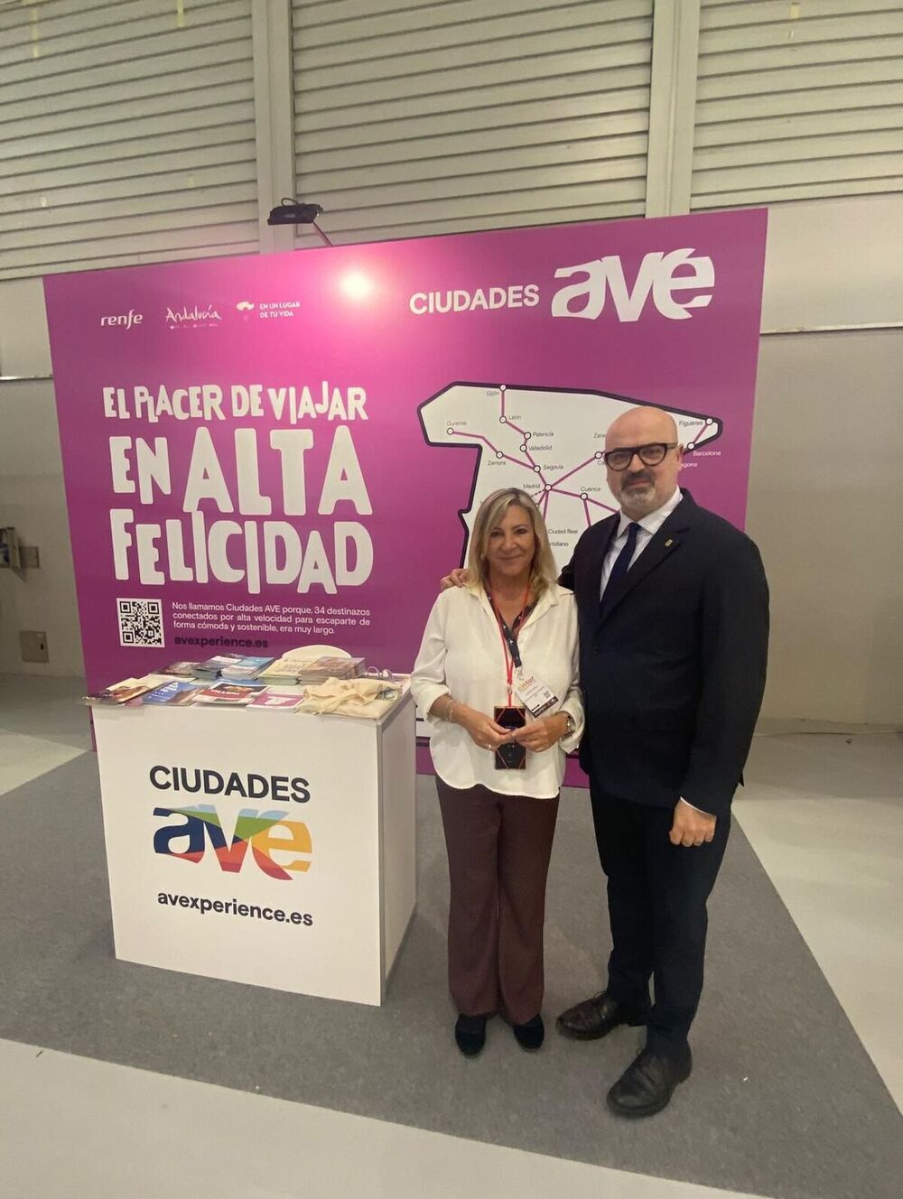 El concejal de Cultura, Juan Carlos Monroy, esta mañana en el stand de la red de Ciudades AVE. 