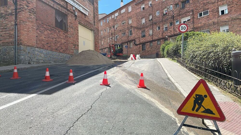 Punto de la calle Cotos donde se ha producido la avería de la red de abastecimiento de agua. 