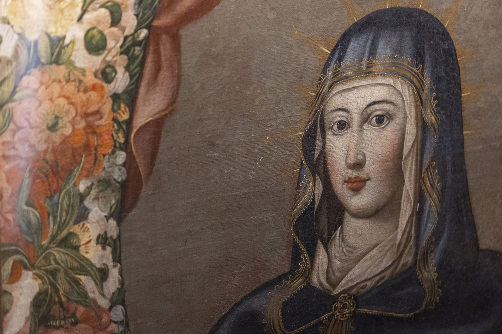 Retrato de la reina Isabel que se conserva en la iglesia de Prádena y forma parte de la exposición 'Yo, la reina', en el zaguán de entrada del Ayuntamiento de Segovia. 