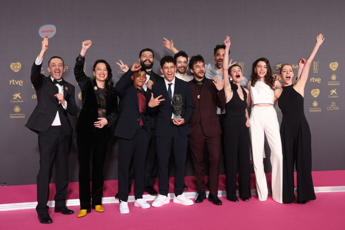 El equipo de 'Aunque es de noche' posan con el premio al Mejor Cortometraje de Ficción  / RAÚL TERREL