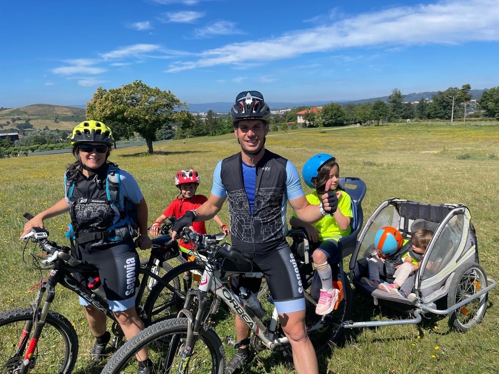 La familia que ha hecho 92 km del Camino en bici con sus hijos