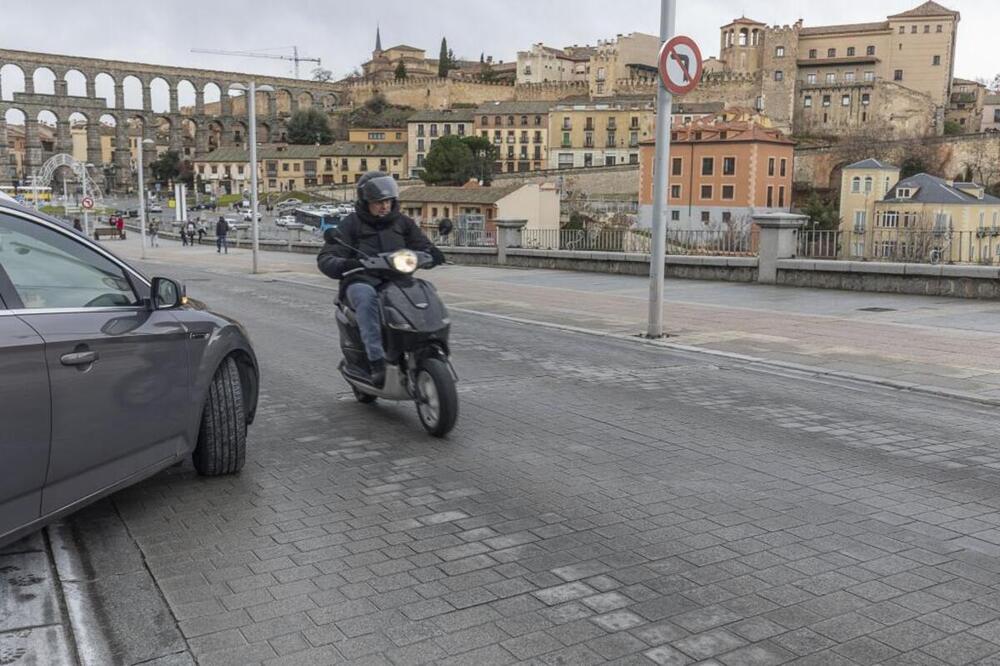 La DGT quiere que llevemos un nuevo dispositivo más en los vehículos:  obligatorio en 2022, pero no para todos los conductores