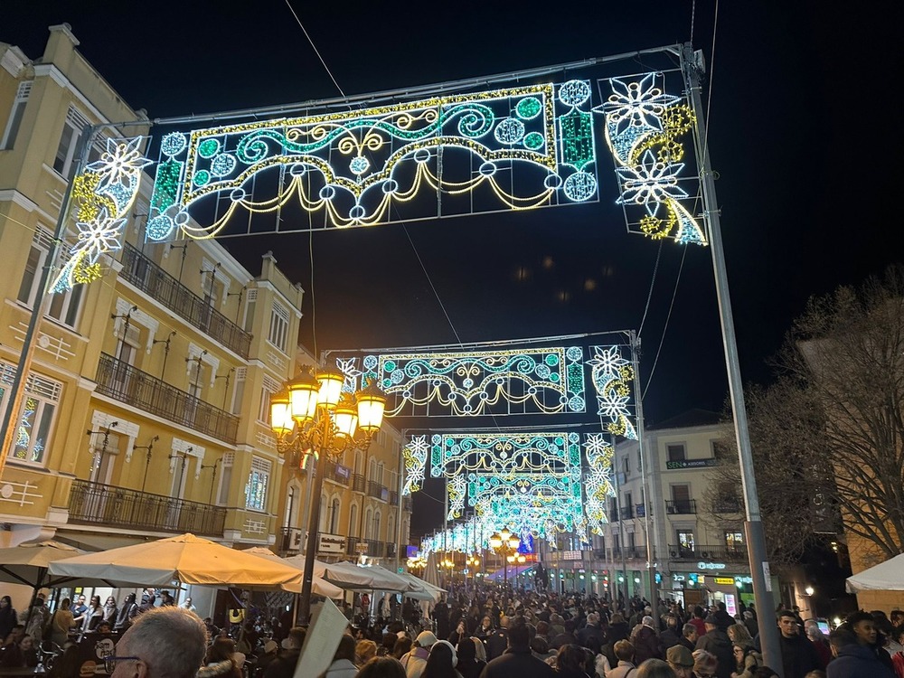 Galería de catorce arcos luminosos instalada en la avenida del Acueducto. 