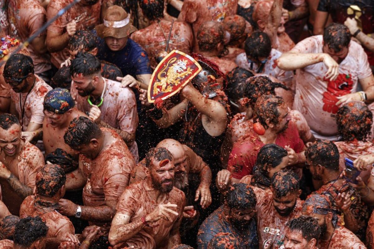 La localidad valenciana de Buñol celebra su mundialmente conocida Tomatina  / BIEL ALIÑO