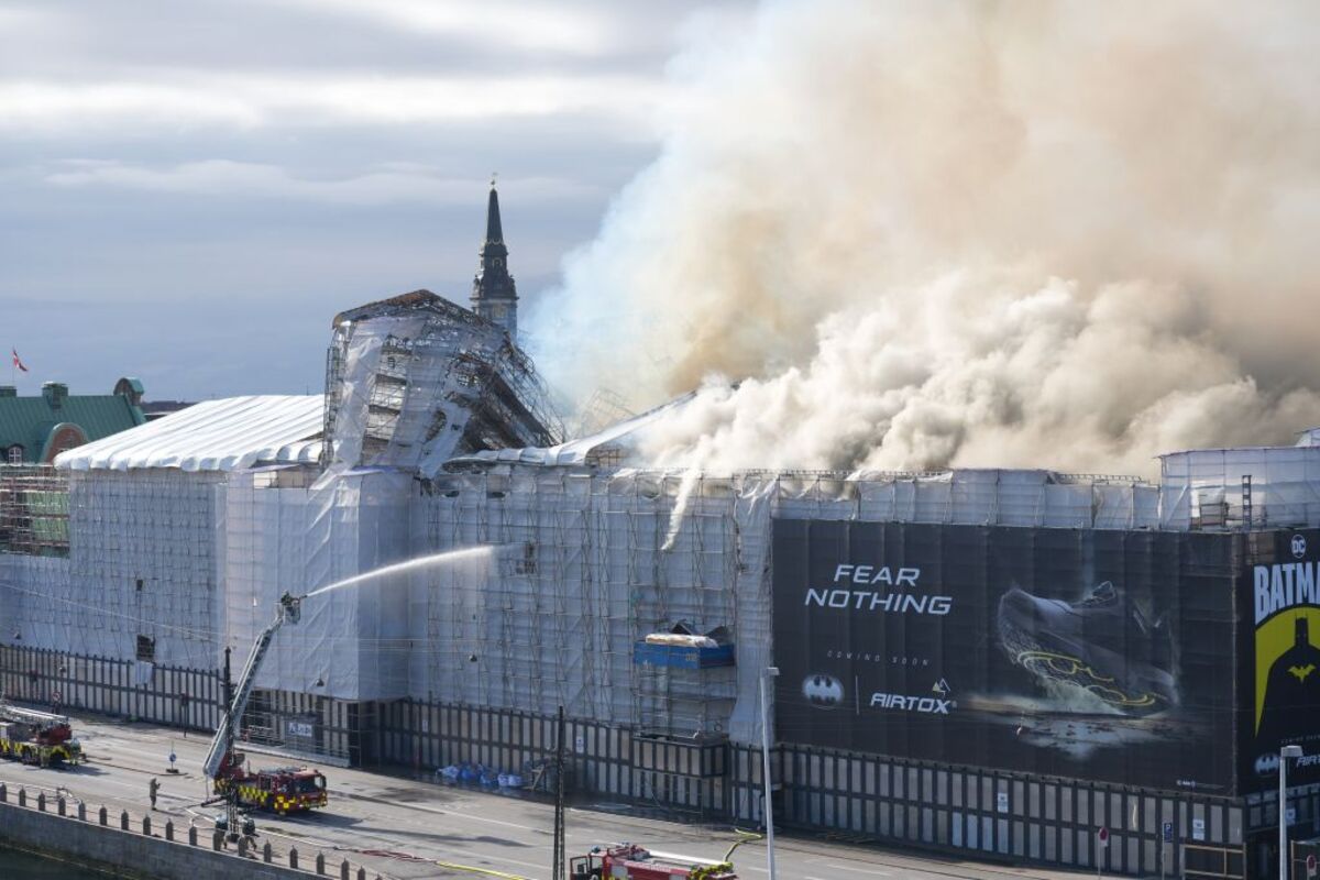 Fire hits historical Stock Exchange building in Copenhagen  / EMIL HELMS