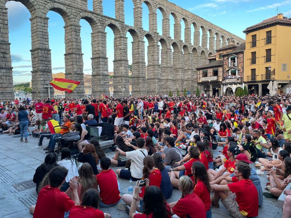 Segovia llenó el Azoguejo para apoyar a la selección española