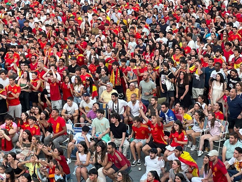 Segovia llenó el Azoguejo para apoyar a la selección española