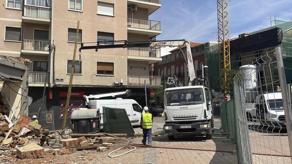 La reposición de un poste de madera para cables de suministros de esta zona ha permitido abrir al tráfico la calle de Antonio Machado a primera hora de la tarde de este viernes.