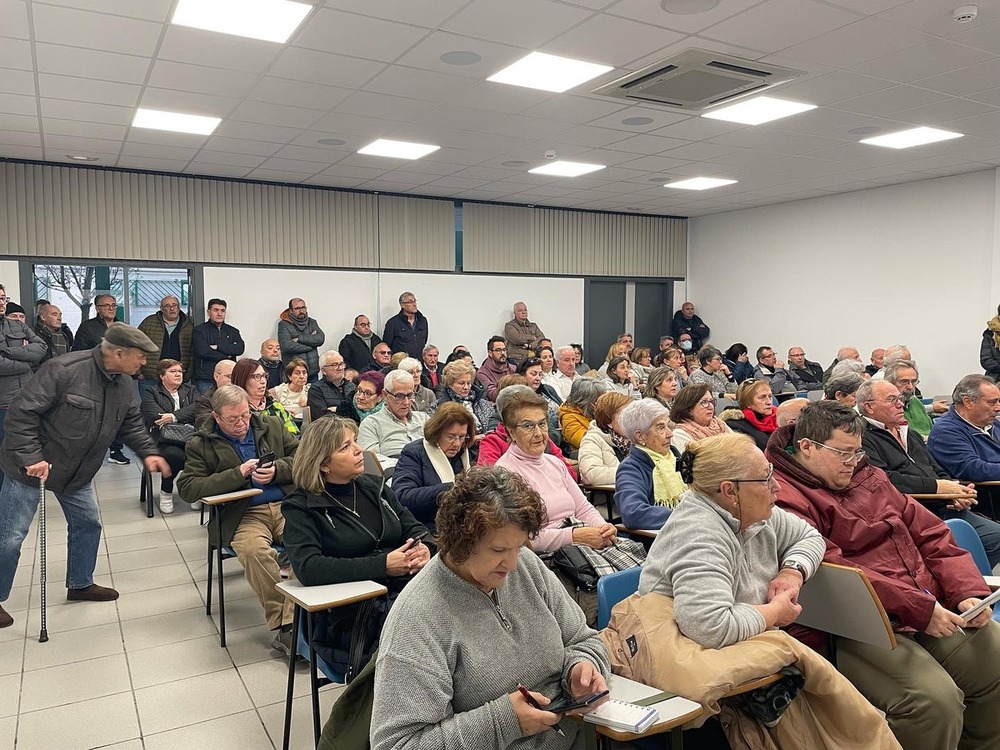 La renaturalización de cuatro plazas del barrio, que conlleva supresión de plazas de aparcamiento, ha generado interés entre la ciudadanía.. 