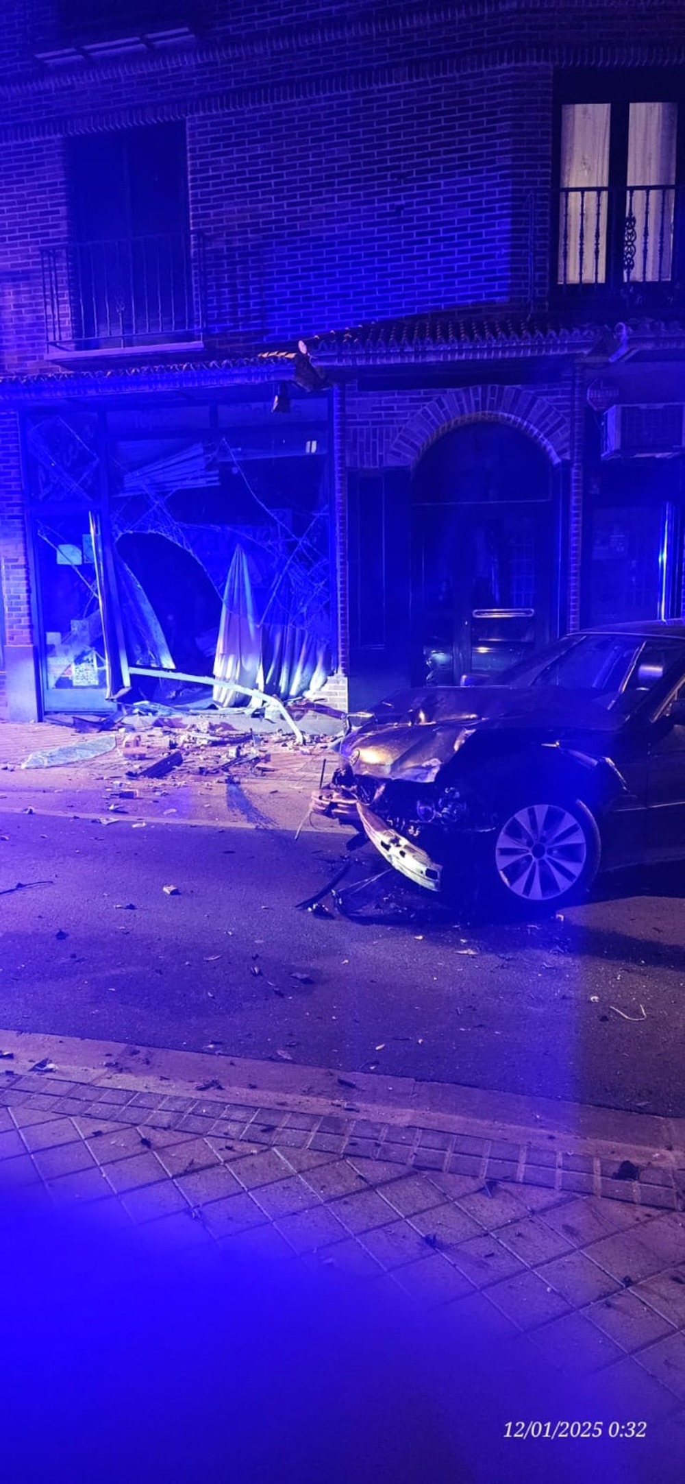 Un coche se estrella contra el escaparate de una tienda