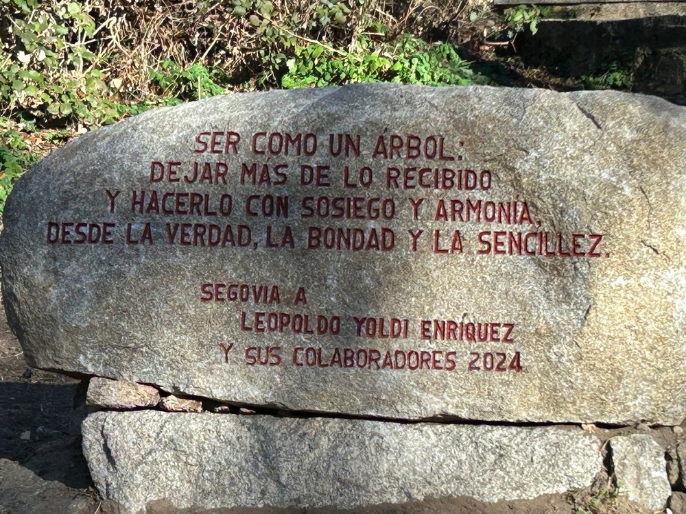 Piedra con una frase que recuerda la labor realizada por el paisaje natural urbano segoviano. 