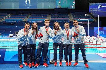 De izda a dcha: José Antonio Marí, Sarai Gascón, Íñigo Llopis, Nuria Marquès, Anastasiya Dmitriv y Óscar Salguero con su medalla de bronce - 