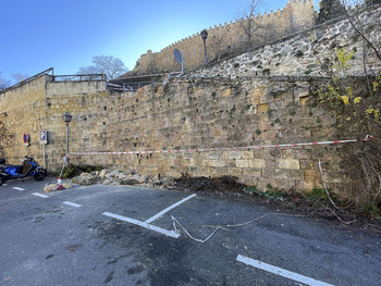 El muro de las escaleras de la IE, pendiente del seguro