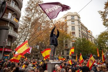 Unas 500 personas protestan en Ferraz contra la amnistía