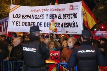 Miles de personas protestan contra la amnistía frente a Ferraz