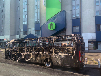 Queman un autobús segoviano en los disturbios de París