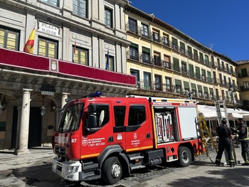 Un grifo abierto inunda un edificio de la Plaza Mayor