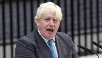 Dimite el presidente de la BBC por ayudar a Boris Johnson