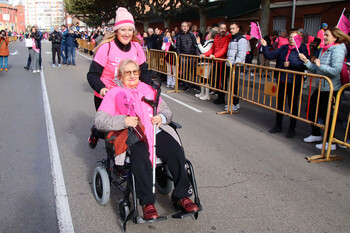 León cumple con su cita solidaria con el cáncer de mama