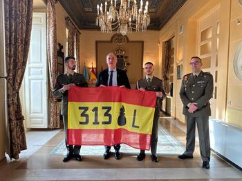 El alcalde entrega la bandera de España a alumnos artilleros