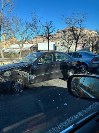 Al menos un herido tras un choque entre dos coches