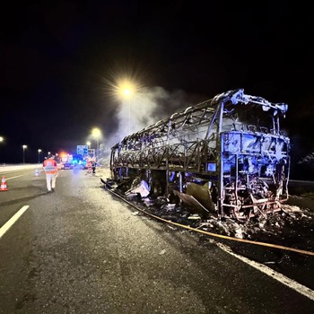 Arde un autobús de pasajeros en la AP-6