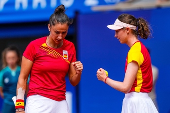 Cristina Bucsa y Sara Sorribes se cuelgan el bronce en París